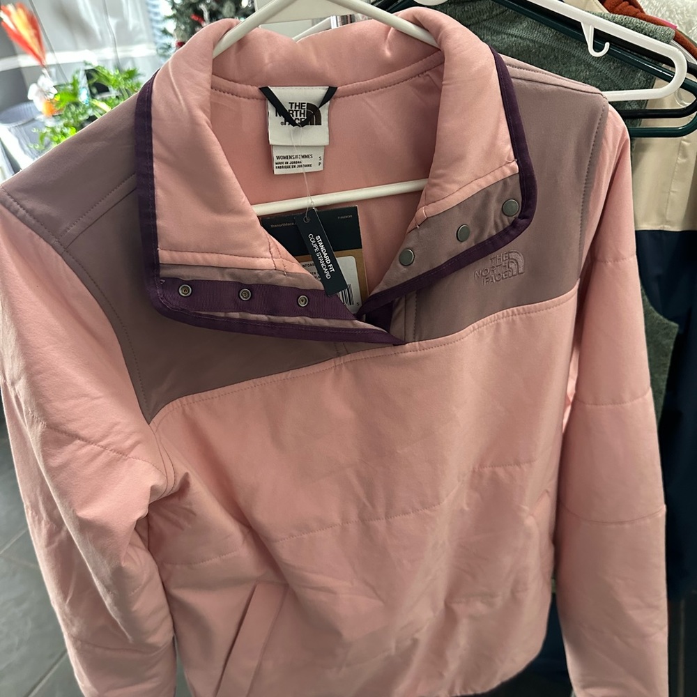 Woman’s Northface Sweat Pullover